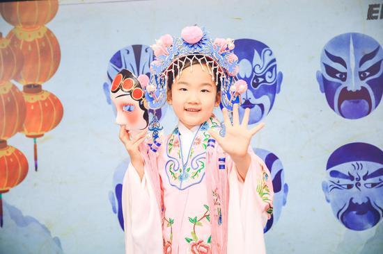 年仅4 岁的王沛然用英文向大家解读国粹——京剧