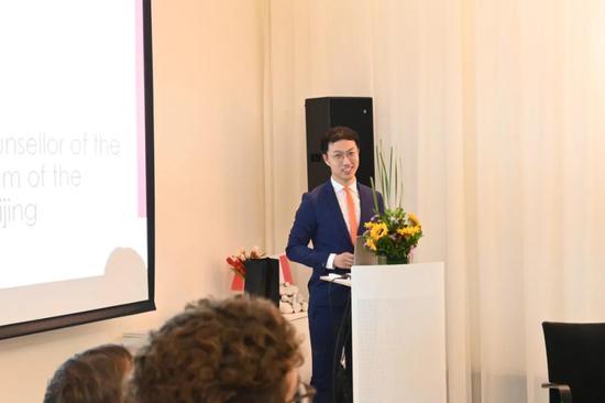 荷兰教育国际交流协会(NUFFIC NESO China)橙色郁金香奖学金负责人王雨主持颁奖典礼
