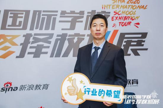 (苏州枫华学校支部书记、常务副校长、上海师范大学兼职教授 明德璋)
