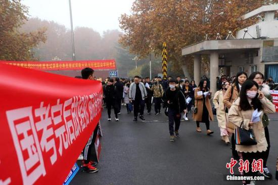 资料图:河南郑州,考生参加完公务员考试走出考场。中新社记者 王中举 摄
