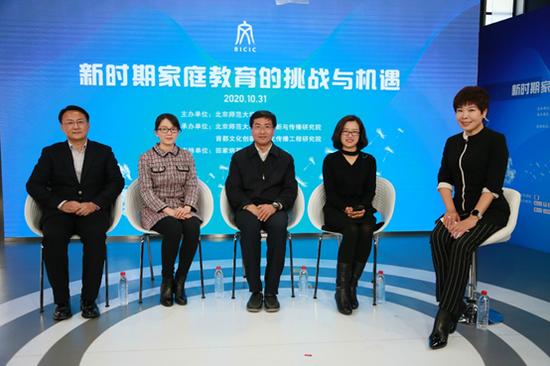图9 从左到右分别是王华校长、籍颖书记、吴建民校长、吴媛媛园长、于丹教授