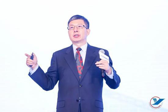 国家开放大学党委书记、校长荆德刚作《以“闯”的精神 “创”的劲头 “干”的作风 推进开放大学改革发展》主题报告