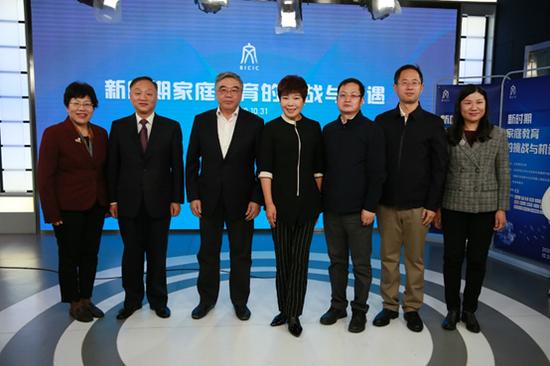 嘉宾从左到右为陈丽、张淼、朱永新、于丹、丁大伟、伍小军、林丹华