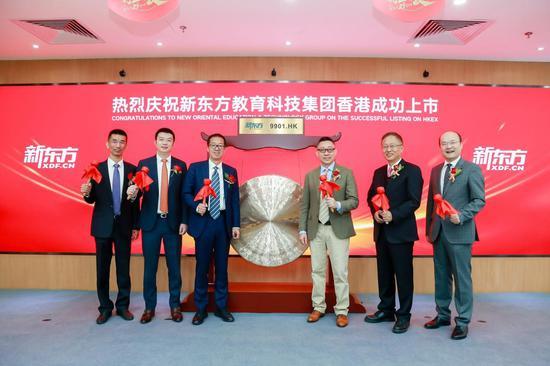 新东方香港上市仪式敲锣嘉宾,左起:孙东旭、杨志辉、俞敏洪、周成刚、杨壮、张戈
