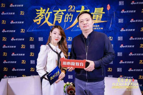 环球教育、啄木鸟留学总裁:赖寒(右一)