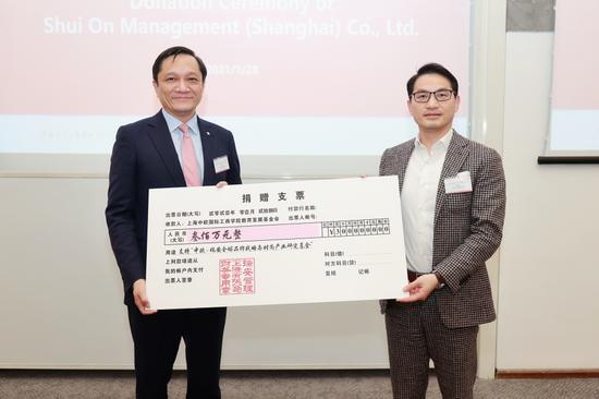 丁远教授(左)代表学院与基金会接受捐赠