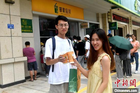 福州一奶茶店“走红”网络,吸引众人打卡。 吕明 摄