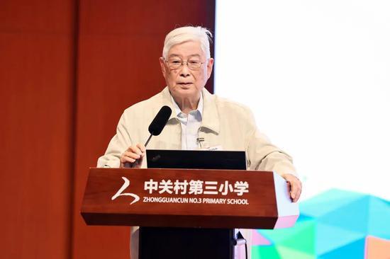 国家教育咨询委员会委员、中国教育学会名誉会长、北京师范大学资深教授、北京圣陶教育发展与创新研究院专家委员会主任顾明远