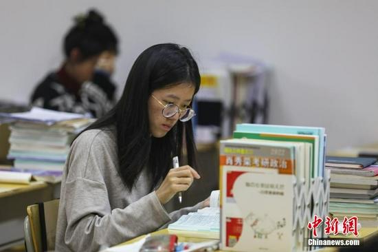 图为一位考研学生在南昌大学教学楼自习室复习备考。 刘力鑫 摄