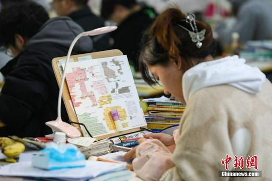 图为一位考研学生在南昌大学教学楼自习室复习备考。刘力鑫 摄