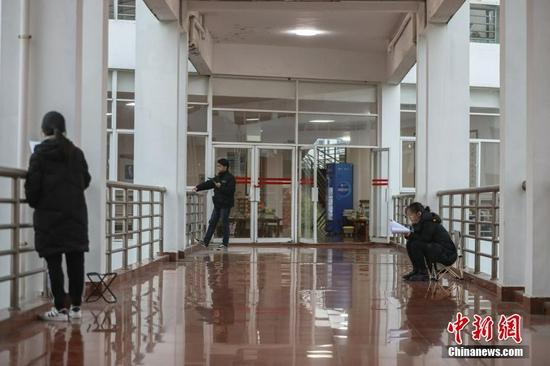 图为几位考研学生在南昌大学教学楼的天桥上复习备考。 刘力鑫 摄