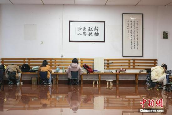 图为几位考研学生在南昌大学教学楼的公共空间复习备考。 刘力鑫 摄
