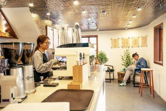位于惠来县一个废弃工业区的“里边手作”咖啡馆。