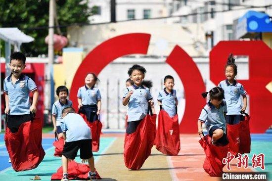 8月31日,涿州市幼儿园的孩子们正在进行户外活动。 中新网记者 翟羽佳 摄