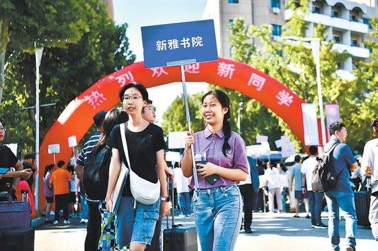 清华大学老生志愿者带领新生前去办理入学手续。本报记者 和冠欣 摄