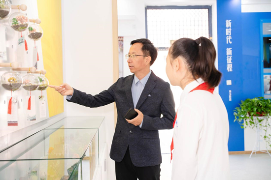▲崔村中心小学学生向参观老师介绍校园特色课程