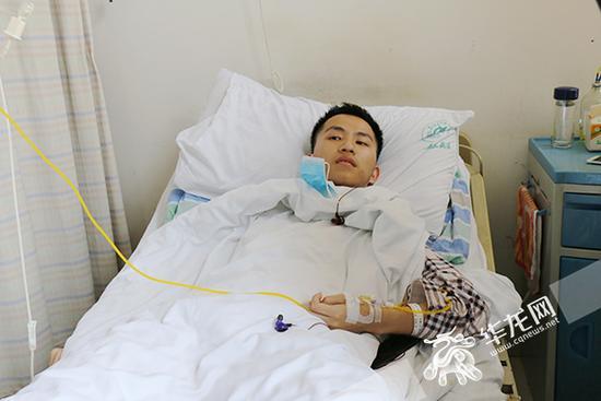 新桥医院血液中心病房,向根正在接受治疗。 记者 刘嵩 摄