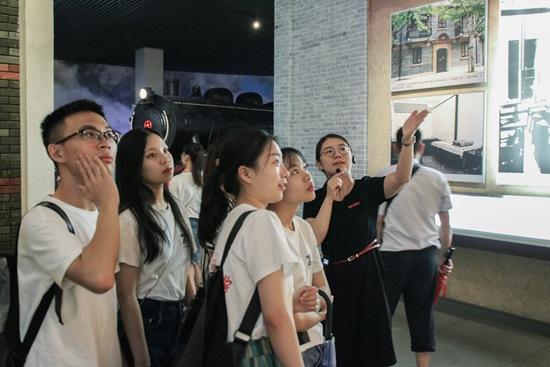在嘉兴南湖纪念馆,浙江理工大学一暑期社会实践团队成员正聆听讲解员介绍南湖历史。浙江理工大学 何沁桔/摄