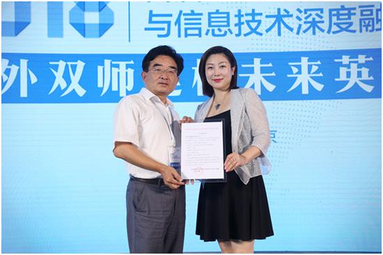 张连仲教授与微语言创始人兼CEO朱春娜女士合影