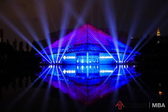 中欧上海校区灯光秀