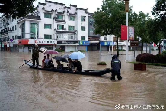 被困考生坐船转移。来源:黄山市政府发布
