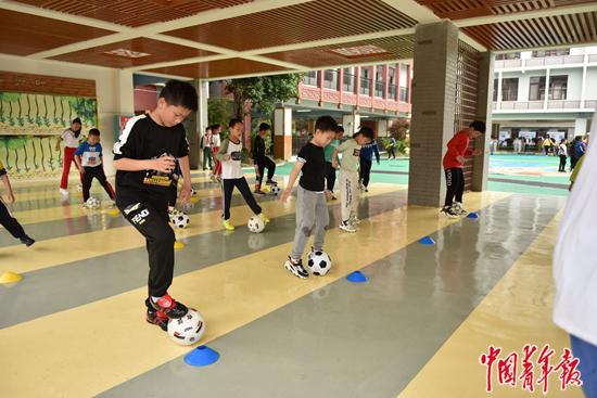 4月21日下午,桂林市榕湖小学的学生在上足球课。中青报·中青网记者 慈鑫/摄