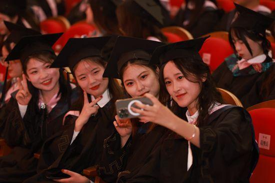 6月10日,南京工业职业技术大学首届本科生毕业典礼暨学士学位授予仪式举行。毕业生在合影留念。 学校供图