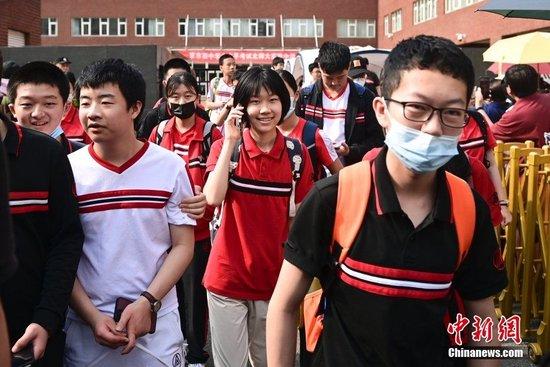 资料图:北京2023年中考第二日考试结束。中新社记者 田雨昊 摄