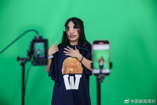 贵州省某高校学生进行直播活动。图/中新图片 中新社记者 瞿宏伦 摄