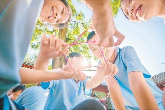 在15分钟的课间里,黑芝麻胡同小学的孩子们开展体育游戏、益智活动、社交互动等丰富多彩的校园活动。 本报记者 武亦彬 摄