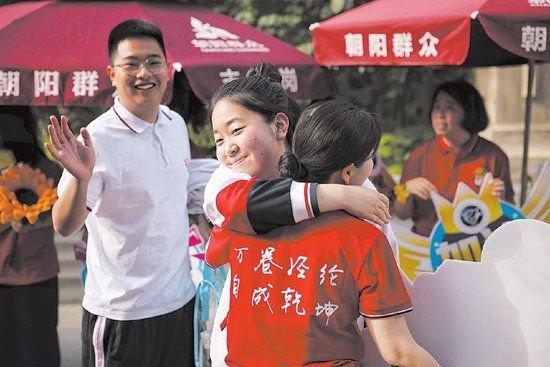 6月7日,陈经纶中学考点,一位考生与送考老师拥抱。