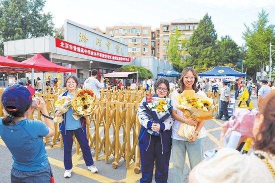潞河中学考点,考生在考点外合影。新京报记者 王子诚 摄