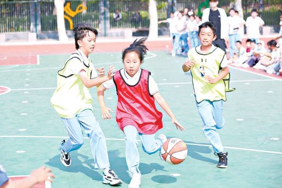 北京小学翡翠城分校学生在午休时间开展体育活动。学校供图
