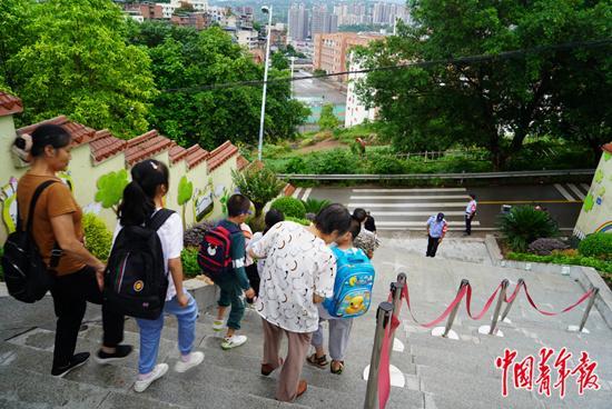9月16日下午,綦江区特殊教育学校的家长陆续接孩子回家。