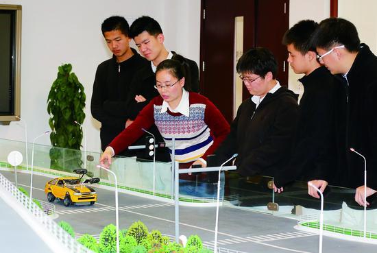 老师为学生展示人工智能技术。 摄/本报记者 云凯杰