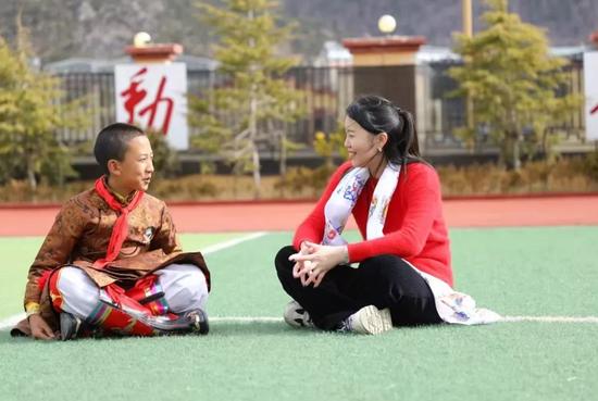 新东方教师志愿者石纯莉和香格里拉独克宗小学的结对小朋友