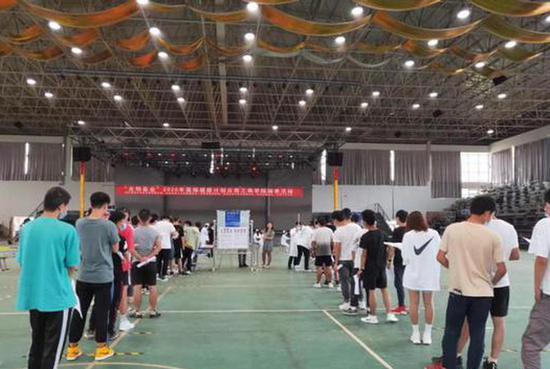 图为排队检查视力的学生。王磊 摄