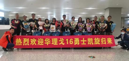 华理商学院院校老师及老戈友代表深夜接机