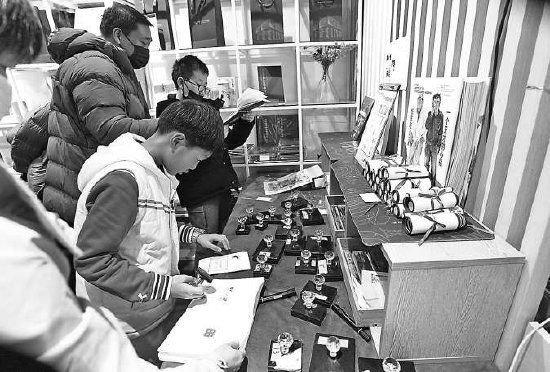 小观众兴致勃勃地参观清华大学艺术博物馆的文创商店。