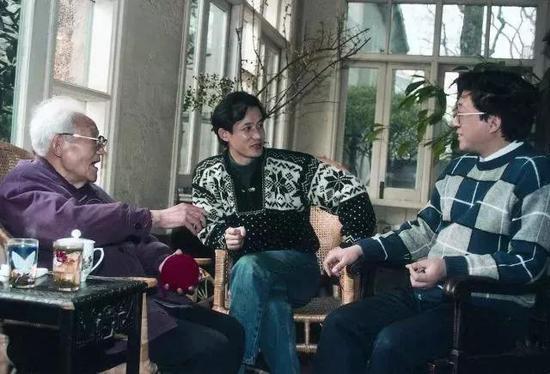 年轻时的陈思和(最右)在巴金(最左)家中 图源自网络