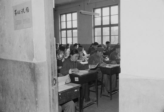 1977年,恢复高考第一年,考生们在北京市一九零中学的教室里参加高考。司马小萌/摄