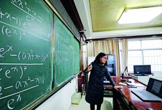 2月10日,广西柳州市融安县第二中学的数学老师薛丽华为高三(1)班的学生进行远程辅导。图/IC