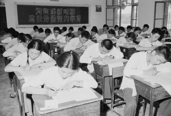 1978年高考,三十一中考场内,考生们正在认真答卷。胡敦志/摄
