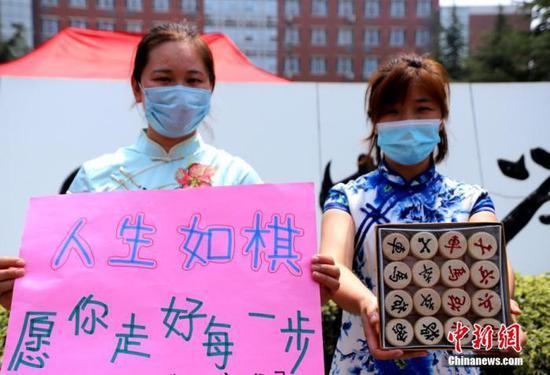 资料图:2020年7月河南郑州一高考考点,考生家长送考 中新社记者 王中举 摄