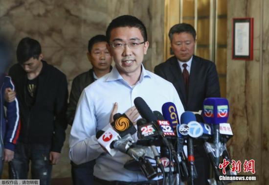 当地时间2019年7月18日,经陪审团决定,章莹颖案被告克里斯滕森被判处终身监禁。从2017年6月9日章莹颖失踪至今,历经长达768天的调查、审判,期间引起美中两国无数民众关注的案件,至此告一段落。图为章莹颖男友侯霄霖出席新闻发布会称,不接受判决结果,这是在鼓励犯罪。