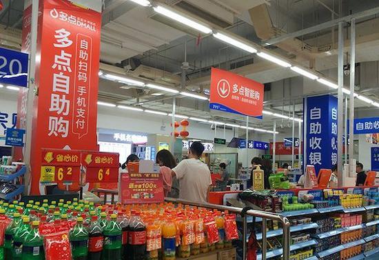 沃尔玛收银区的多点智能购设备。摄影:赵晓娟