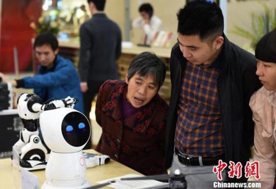 资料图:图为育儿机器人吸引市民眼球。 周毅 摄