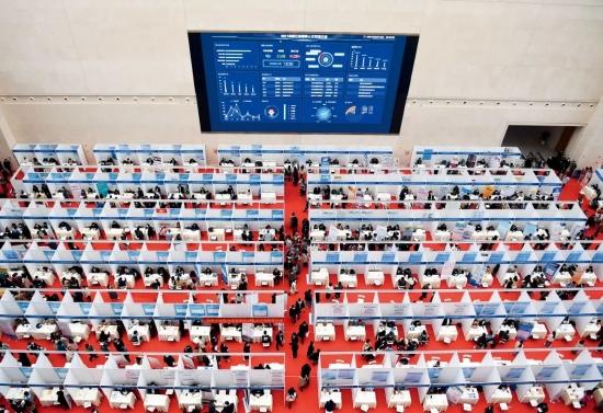 2021年3月16日,2021年浙江省春季人才交流大会在杭州市举行,460家企事业单位推出各类岗位1.1万个,吸引1.21万人次入场应聘。图/中新