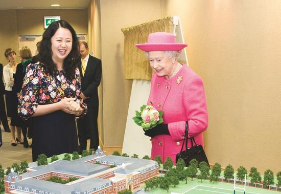 乔英理事长为英国伊丽莎白二世女王介绍惠灵顿落地中国