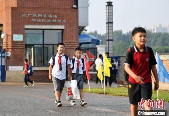 8月31日,涿州市高新区学校开学,学生有序进入校园。 中新网记者 翟羽佳 摄